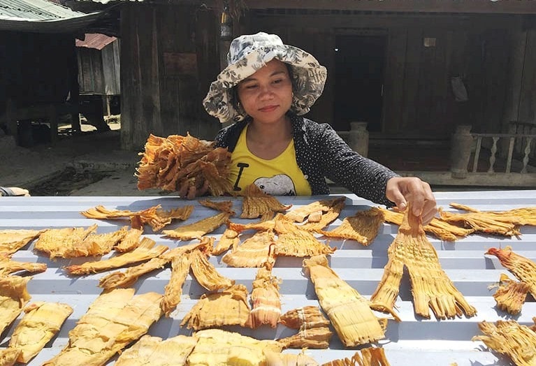 Phơi khô măng để bán cho thương lái. Ảnh: NHƯ TRANG