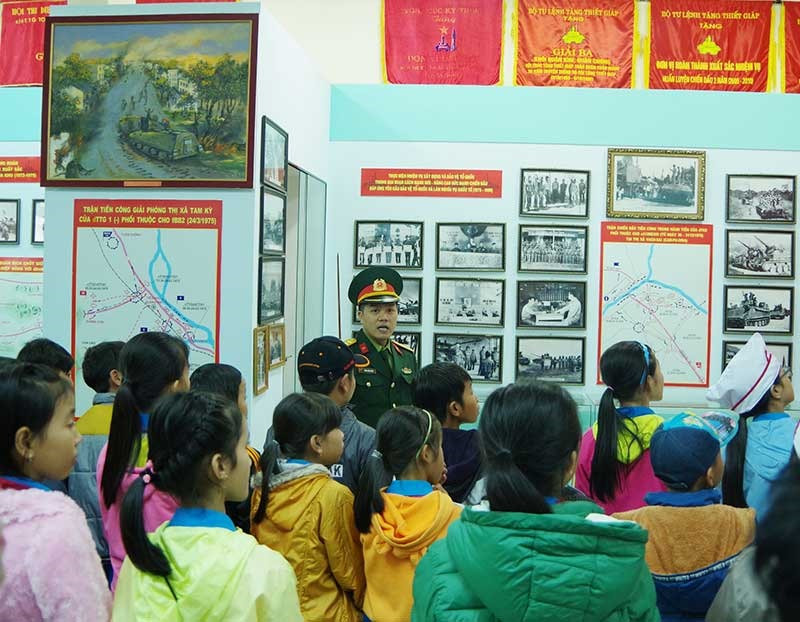 Học sinh Quảng Nam tham quan Phòng truyền thống Lữ đoàn 574. Ảnh: N.DIỆP
