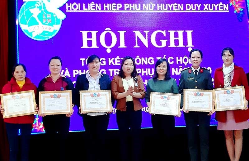 Hội LHPN Duy Xuyên khen thưởng các tập thể, cá nhân có thành tích xuất sắc trong công tác hội và phong trào thi đua năm 2019. Ảnh: HOÀI NHI