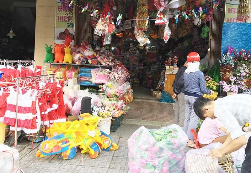 Cửa hàng Huy Hiền (đường Trần Cao Vân, TP.Tam Kỳ) nhập và bán các mặt hàng Noel từ rất sớm. Ảnh: K.L