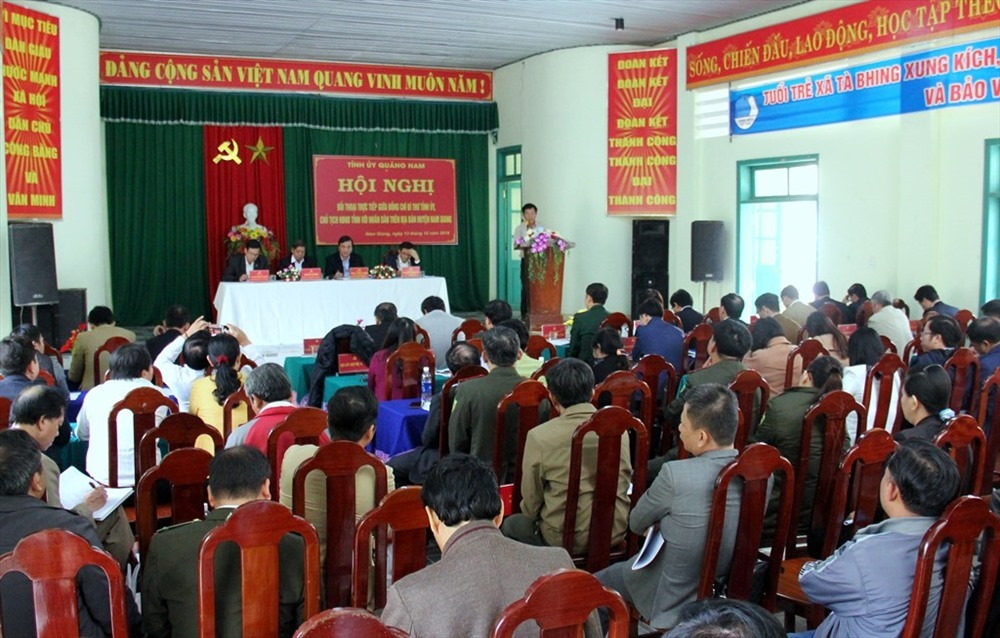 Đông đảo người dân huyện Nam Giang tham dự buổi đối thoại với Bí thư Tỉnh ủy Phan Việt Cường. Ảnh: A.N