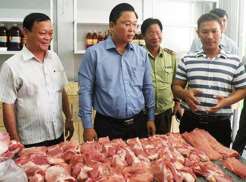 Thịt heo sạch của HTX Duy Đại Sơn được kiểm định khắt khe.