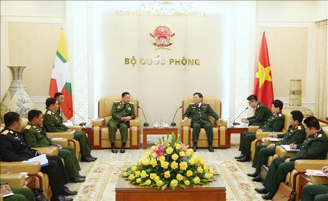 Đại tướng Ngô Xuân Lịch tiếp Thống tướng Min Aung Hlaing, Tổng Tư lệnh các lực lượng vũ trang Myanmar. Ảnh: Dương Giang/TTXVN