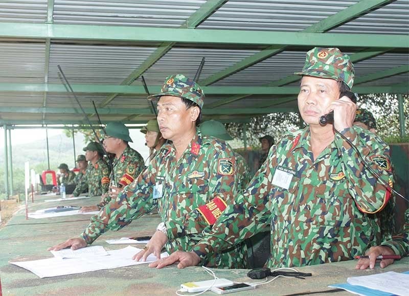 Đại tá Hứa Văn Tưởng - Chỉ huy trưởng Bộ Chỉ huy Quân sự tỉnh tổng đạo diễn thực binh bắn đạn thật trong diễn tập QNa-19. Ảnh: TUẤN ANH