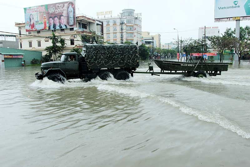 Xe quân đội đưa ca nô đi cứu dân trong đợt mưa ngập lịch sử ở Tam Kỳ vào tháng 12.2018. Ảnh: T.C