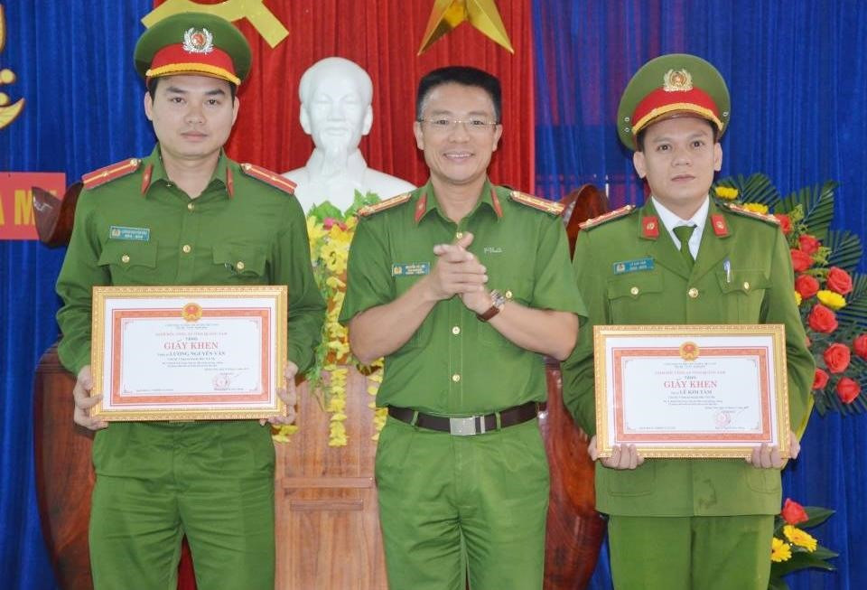 Đại tá Nguyễn Hà Lai - Phó Giám đốc Công an tỉnh trao giấy khen cho 2 cá nhân Công an huyện Bắc Trà My. Ảnh: M.T