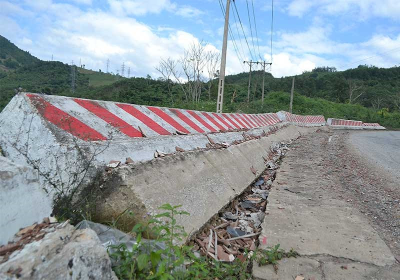 Tường hộ lan quốc lộ 14B, đoạn qua địa bàn Nam Giang bị hư hỏng, sụt lún. ẢNH: T.C.T
