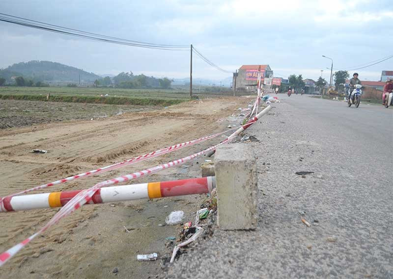 Rào chắn để đảm bảo an toàn cho người và phương tiện lưu thông trên quốc lộ 40B đang thi công, đoạn qua xã Tam Thái (Phú Ninh) bị ngã đổ. Ảnh: K.K