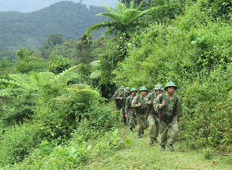 Cán bộ, chiến sĩ Đồn Biên phòng Ga Ry tuần tra bảo vệ biên giới. Ảnh: H.A