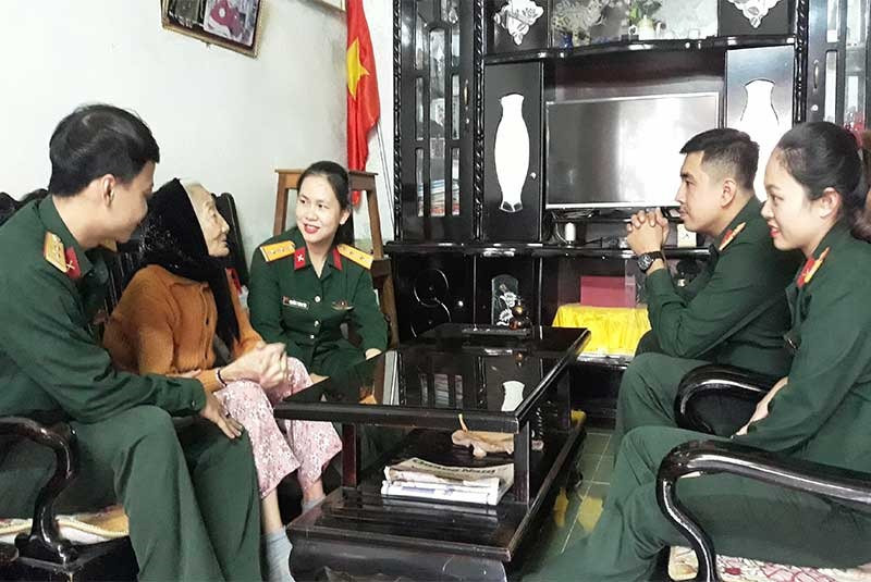 Cán bộ, chiến sĩ Ban Chỉ huy Quân sự thành phố thăm hỏi mẹ Việt Nam anh hùng. Ảnh: SƠN LIÊN