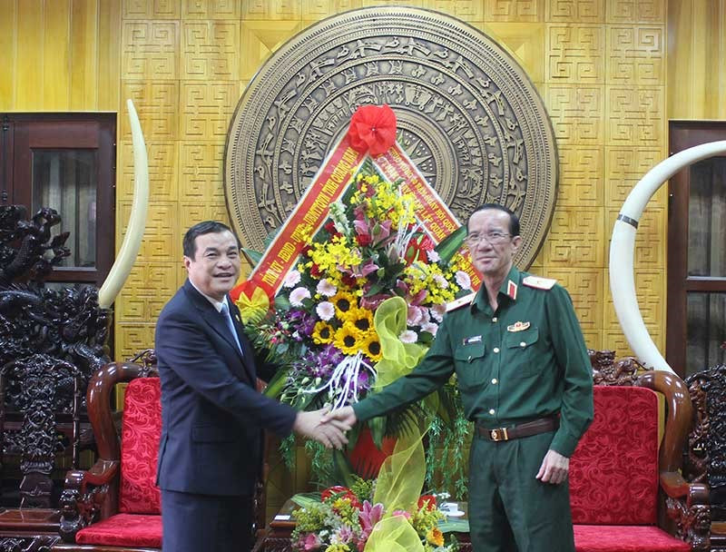 Bí thư Tỉnh ủy Phan Việt Cường thăm, chúc mừng Bộ Tư lệnh Quân khu 5. Ảnh: THÚY HẰNG