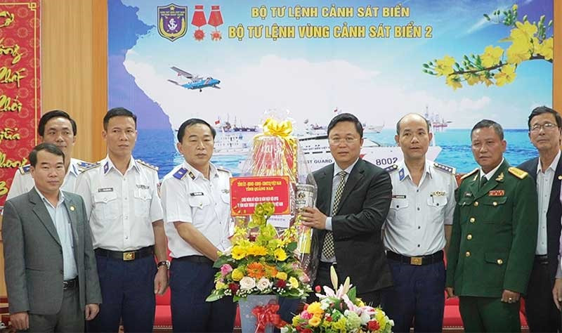 Chủ tịch UBND tỉnh Lê Trí Thanh thăm và tặng quà tại Bộ Tư lệnh Vùng Cảnh sát biển 2. aẢnh: PHAN VINH
