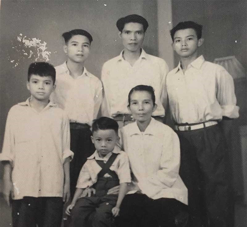 Đồng chí Nguyễn Quang Lâm thời trẻ (giữa) cùng vợ và bốn người con trai. Ảnh: GIA ĐÌNH