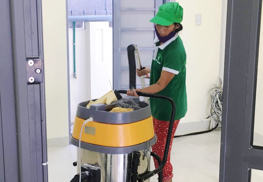 Ngoài đảm nhận công việc dọn vệ sinh nhà ở, công trình, công ty của Nguyễn Thanh Phím còn cung cấp nhân viên tạp vụ cho nhiều đơn vị trên địa bàn. Ảnh: K.L