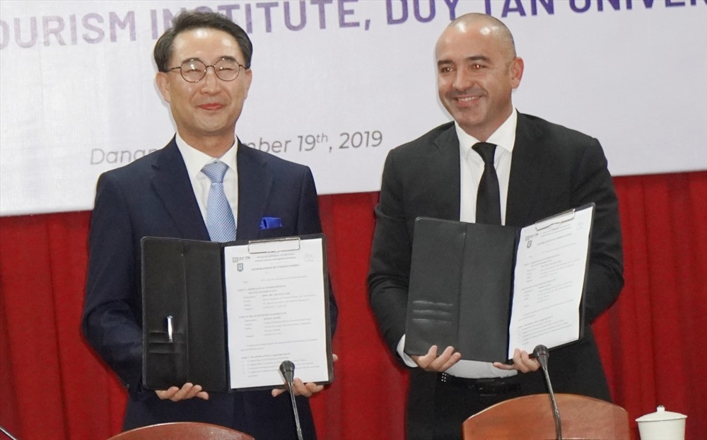 GS-TS. Lim Sang Teak - Viện trưởng Viện Nghiên cứu và đào tạo DTU (bên trái) và ông Benoit Amado - đại diện Hoiana ký kết hợp. Ảnh: N.T.B