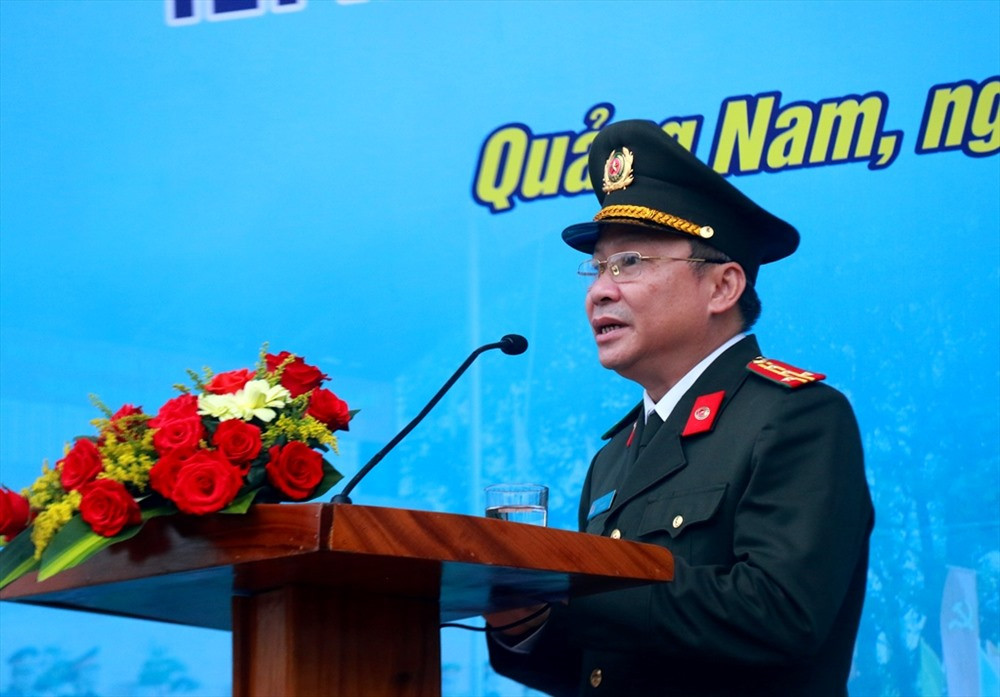 Đại tá Nguyễn Đức Dũng - Giám đốc Công an tỉnh phát lệnh ra quân đợt cao điểm. Ảnh: M.T