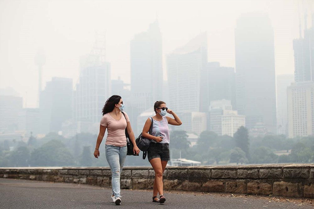 Người dân tại Sydney tự bảo về mình khi đi ra ngoài. Ảnh: Gettyimage