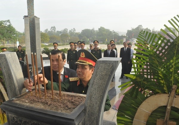 Thượng tướng Lê Chiêm - Thứ trưởng Bộ Quốc phòng cùng các đại biểu viếng hương tri ân anh hùng liệt sĩ tại Nghĩa trang liệt sĩ tỉnh. Ảnh: N.Đ