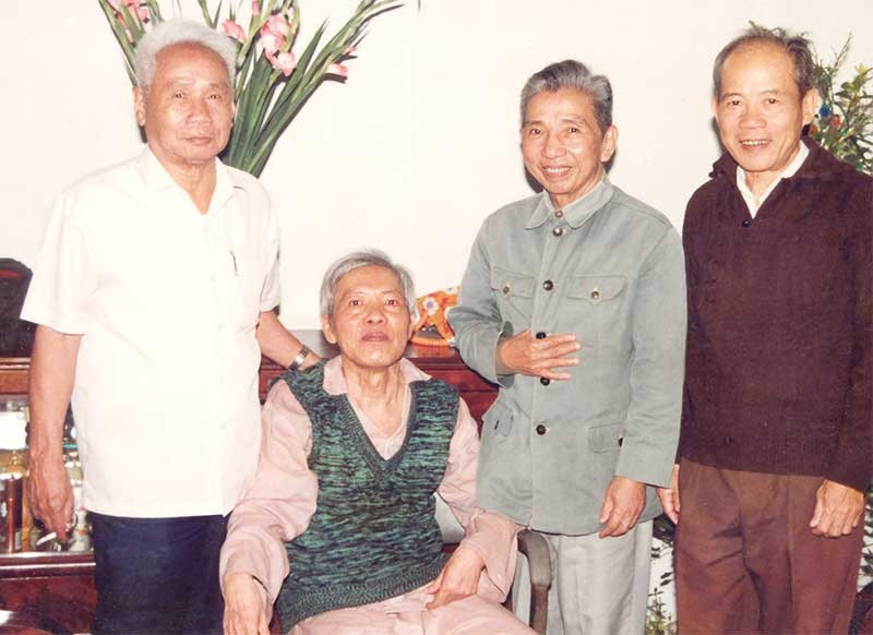 Đồng chí Nguyễn Quang Lâm (ngồi) với một số đồng chí nguyên Lãnh đạo Khu ủy Khu V.