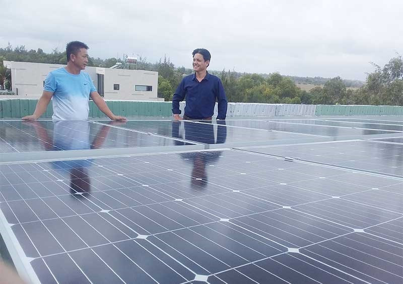 Gia đình anh Trương Thanh Tuấn (thôn Hà Bình, xã Bình Minh) đã lắp đặt hệ thống điện mặt trời. Ảnh: BIÊN THỰC