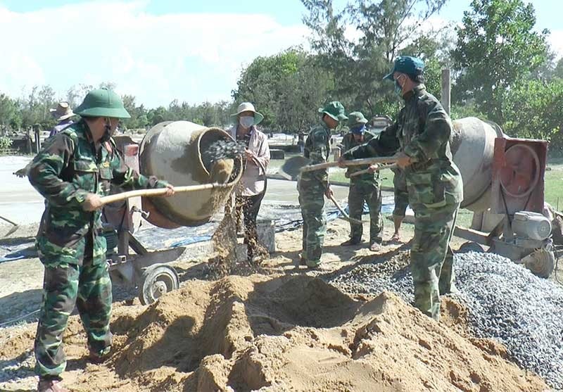 Lực lượng vũ trang huyện Thăng Bình xây dựng công trình “Đoàn kết quân dân” tại xã Bình Sa. Ảnh: V.T