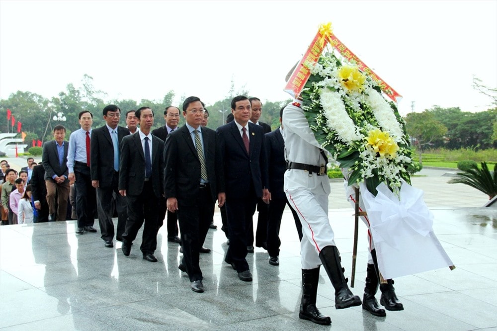 Các đồng chí lãnh đạo tỉnh đặt vòng hoa, viếng hương tại Nghĩa trang liệt sĩ tỉnh. Ảnh: A.N