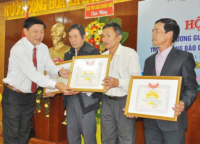 Phó Chủ tịch Ủy ban MTTQ Việt Nam tỉnh Lê Thái Bình trao bằng khen tặng các gương người tốt, việc tốt trong đồng bào Công giáo. Ảnh: V.ANH