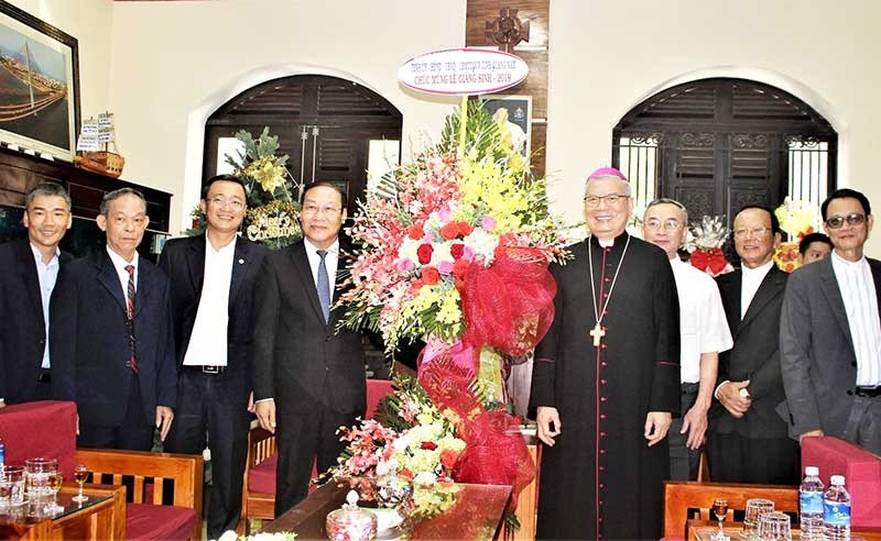 Đoàn công tác của tỉnh tặng hoa chúc mừng Giáng sinh năm 2019 tại Tòa Giám mục Giáo phận Đà Nẵng. Ảnh: C.T.V