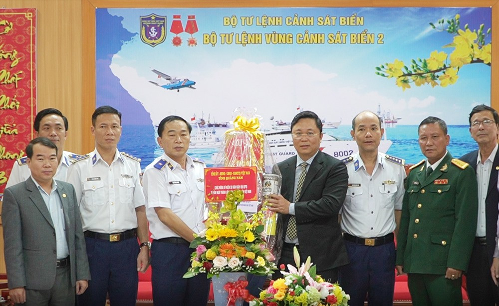 Chủ tịch UBND tỉnh Lê Trí Thanh tặng quà Bộ Tư lệnh Vùng Cảnh sát biển 2. Ảnh: PHAN VINH