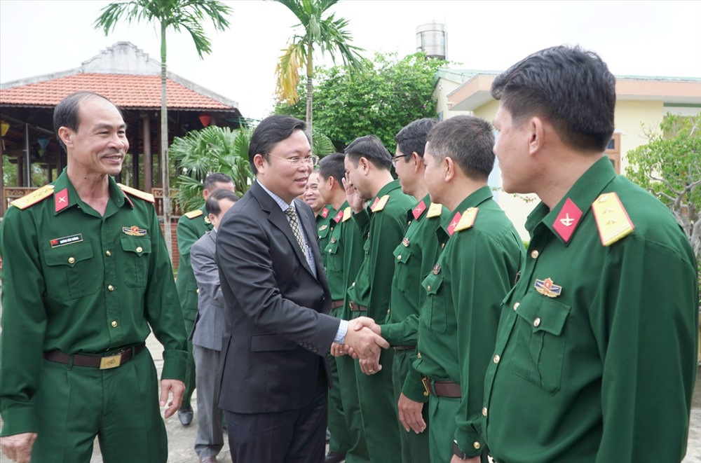 Chủ tịch UBND tỉnh Lê Trí Thanh thăm hỏi cán bộ, chiến sĩ Sư đoàn 315. Ảnh: PHAN VINH