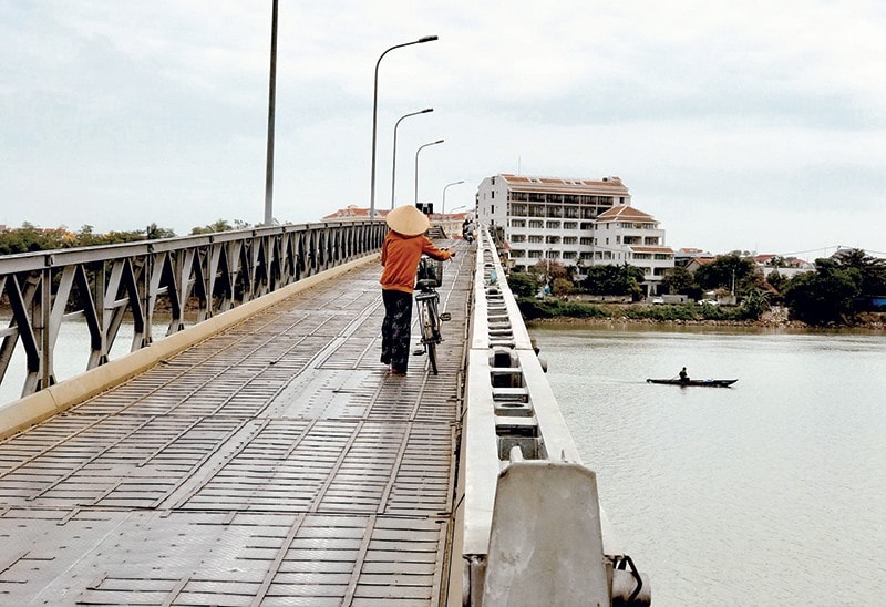 Phố xá Hội An nhìn từ bờ Cẩm Kim. Ảnh: H.S