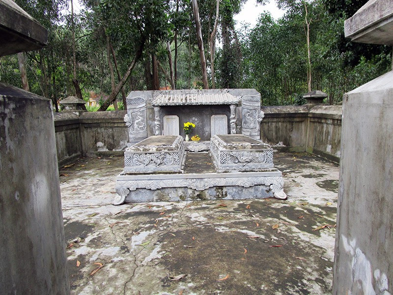 Mộ vợ chồng Đô thống chế Trần Đăng Long - có bia mộ hiệu Hoàng Việt, ở Chợ Trạm - Núi Thành.