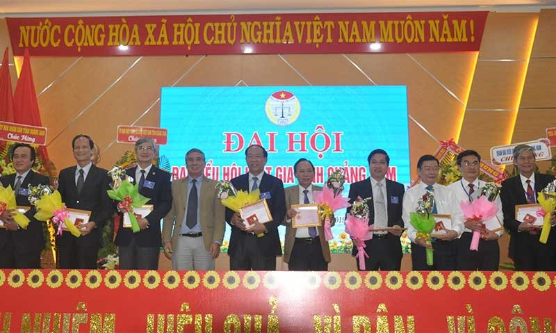 Đại diện Trung ương Hội Luật gia Việt Nam trao tặng Kỷ niệm chương “Vì sự nghiệp phát triển Hội Luật gia Việt Nam” cho các cá nhân. Ảnh: N.Đ