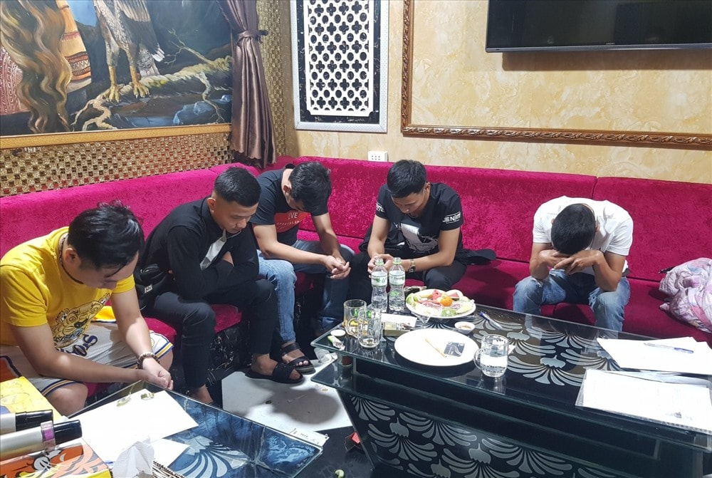 Nhiều thanh niên sử dụng ma túy trong quán karaoke Luxury. Ảnh: Công an cung cấp