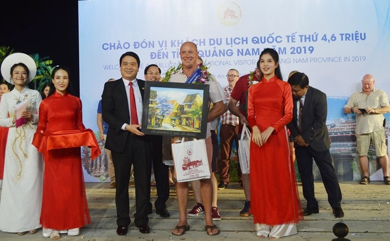 Phó Chủ tịch UBND tỉnh Trần Văn Tân trao quà tặng cho vị khách quốc tế thứ 4,6 triệu du lịch đến Quảng Nam năm 2019