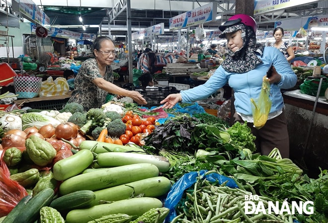 Thành phố đang triển khai các giải pháp nhằm bình ổn giá cả hàng hóa trước, trong và sau Tết Nguyên đán Canh Tý 2020. (Ảnh chụp tại chợ Cồn)