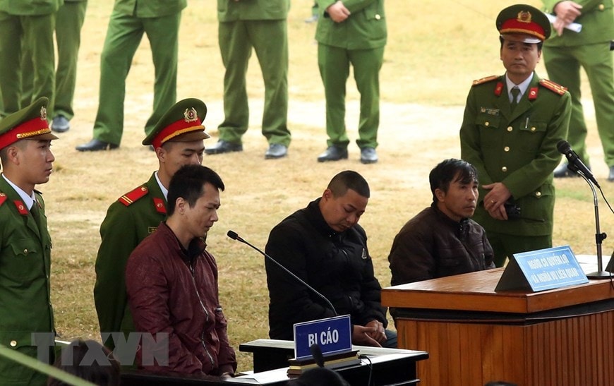 Các bị cáo trả lời trước tòa. (Ảnh: Phan Tuấn Anh/TTXVN)