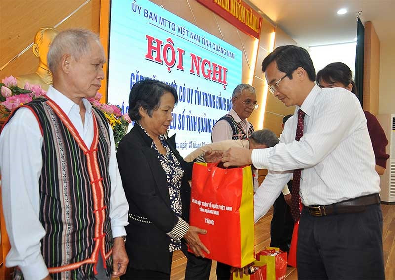 Phó Chủ tịch Thường trực Ủy ban MTTQ Việt Nam tỉnh Nguyễn Phi Hùng tặng quà các già làng, người có uy tín. Ảnh: V.ANH