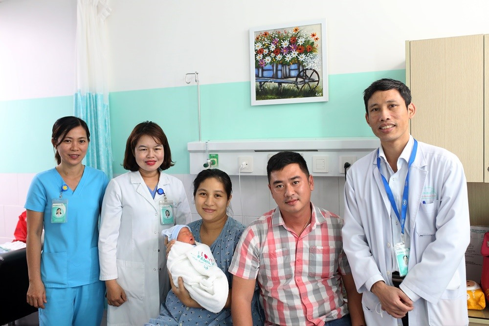 Mẹ con sản phụ Lê Thị Bông (thứ ba từ trái sang) đã được ekip bác sỹ Bệnh viện Gia Đình cứu thành công