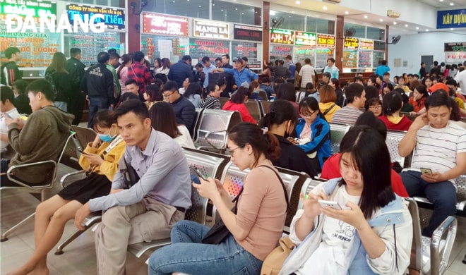 Hiện nay, Bến xe Trung tâm Đà Nẵng thực hiện bán vé qua mạng và tại bến để đáp ứng nhu cầu của người dân. TRONG ẢNH: Hành khách đến Bến xe Trung tâm Đà Nẵng mua vé xe.                         
