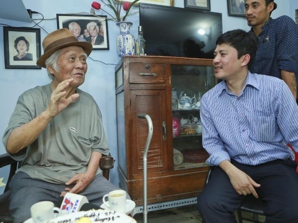 Nhạc sỹ Nguyễn Văn Tý (trái) cùng đại diện Ban tổ chức giải Âm nhạc Cống hiến. (Ảnh: BTC)