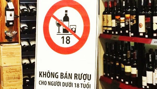 Luật Phòng, chống tác hại của rượu, bia có hiệu lực từ 1/1/2020 quy định không được quảng rượu bia trong khung giờ từ 18h - 21h hàng ngày trên các loại hình báo chí như báo hình, báo nói. Không được quảng cáo rượu bia trên phương tiện giao thông. Cơ sở bán rượu bia phải niêm yết không bán hàng cho người dưới 18 tuổi. Không mở điểm bán rượu bia cố định trong vòng bán kính 100m tính từ khuôn viên cơ sở y tế, nhà trẻ, mẫu giáo... 