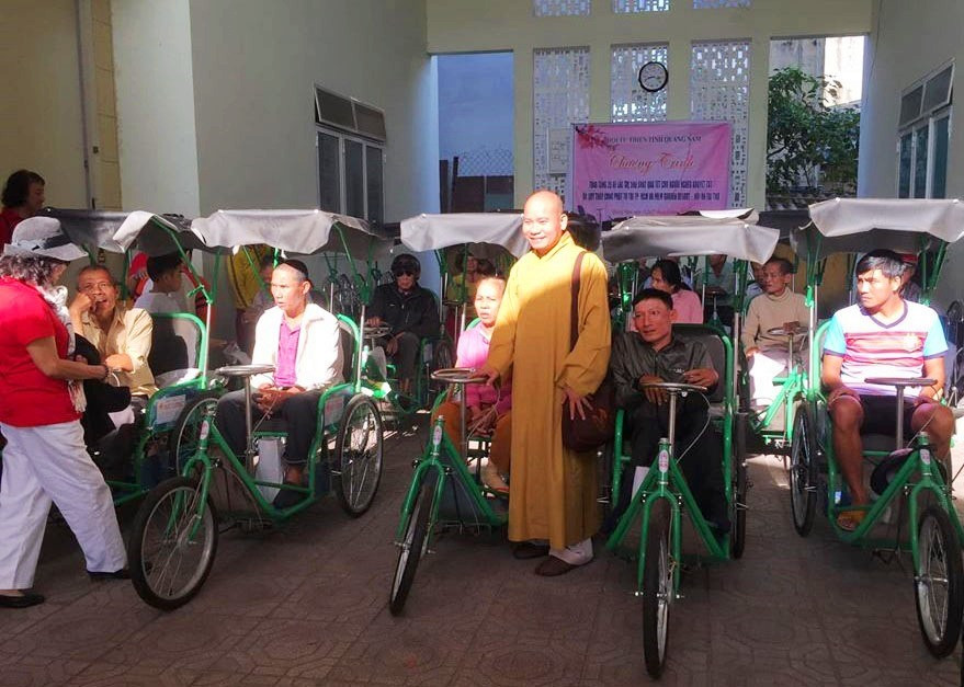 Thông qua Hội Từ thiện Quảng Nam, các nhà hảo tâm trao xe lăn, xe lắc và quà cho người khuyết tật. Ảnh: T.H.P