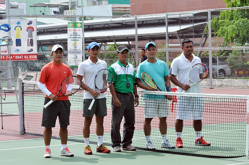Tay vợt tuyển thủ quốc gia Lê Quốc Khánh (người thứ 2 bên trái) nhiều lần góp mặt tại giải Quần vợt Quảng Nam mở rộng. Ảnh: T.V