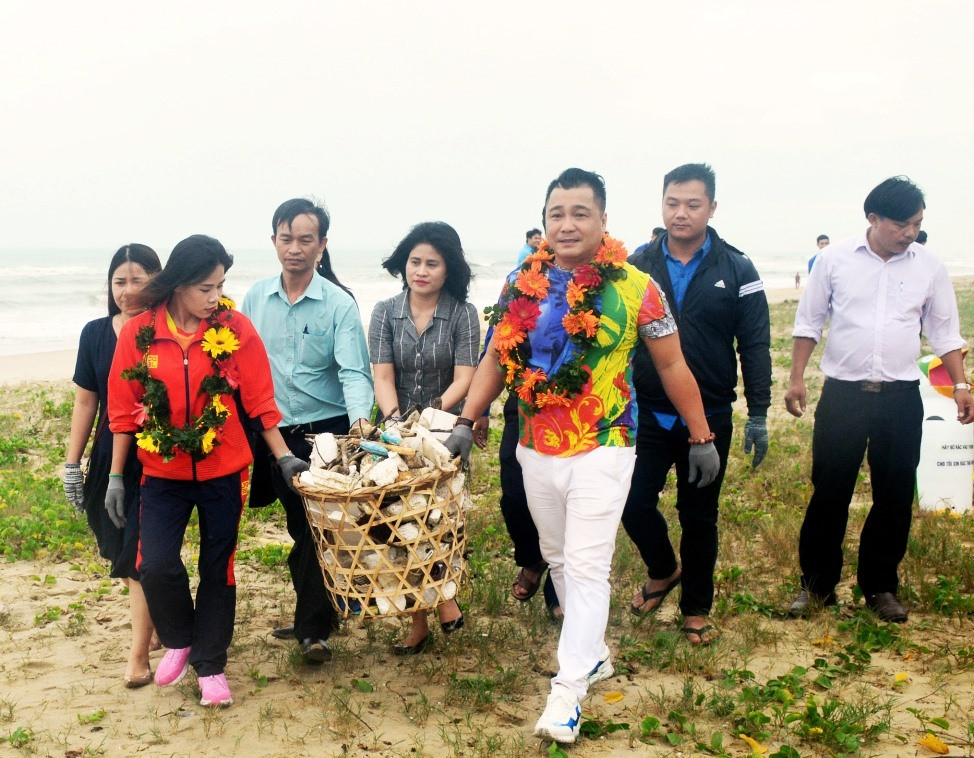 Các đại sứ tham gia làm sạch bãi biển Hà My. Ảnh: Q.T