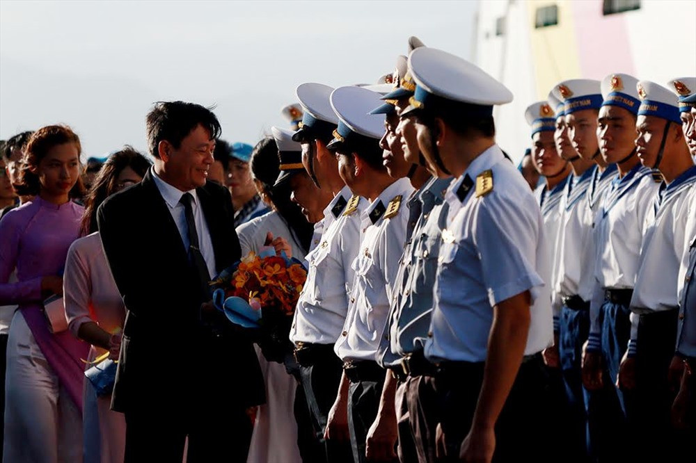 Ông Trần Mạnh Dũng - Phó Chủ tịch HĐND tỉnh Khánh Hòa tặng hoa các đơn vị trước giờ xuất quân. Ảnh: T.C