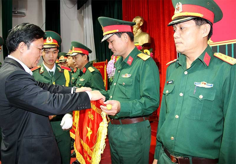 Chủ tịch UBND tỉnh trao bằng khen, cờ thi đua cho các đơn vị có thành tích xuất sắc thực hiện nhiệm vụ quốc phòng thời gian qua. Ảnh: ALĂNG NGƯỚC