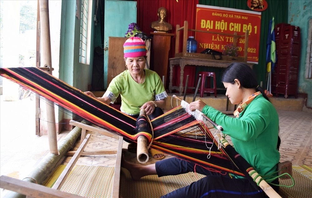 Các nghệ nhân truyền nghề dệt thổ cẩm cho hội viên phụ nữ xã Trà Mai, huyện Nam Trà My. Ảnh: THANH THẮNG