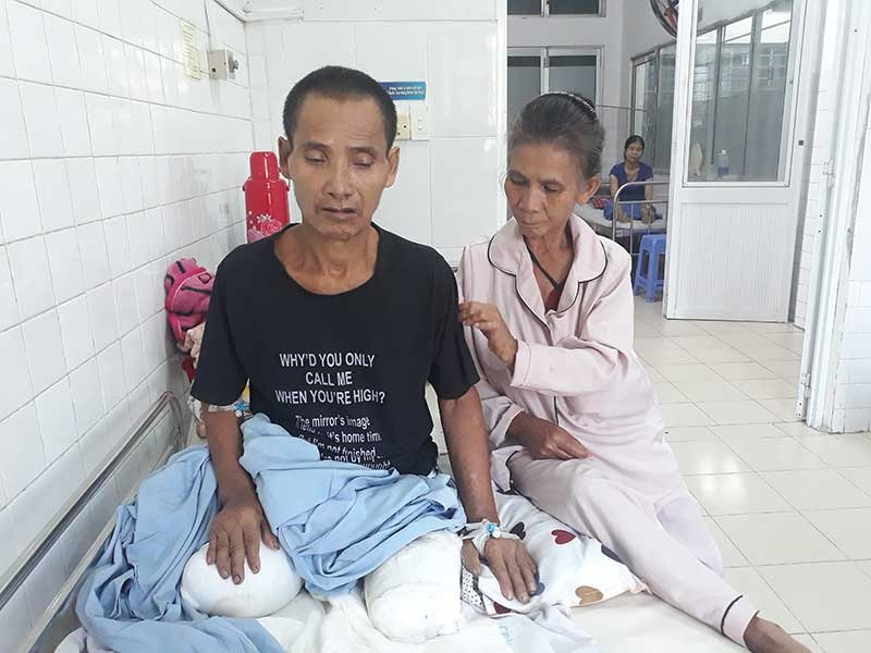 Ông Hồ Văn Tổ (bên trái) hiện đang điều trị tại tầng 2, Khoa Bỏng, Bệnh viện Đà Nẵng. Ảnh: B.NGUYÊN