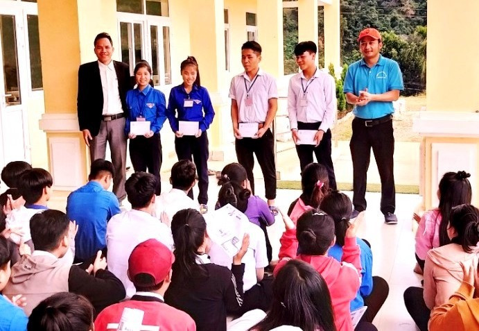 Ông Trần Văn Anh - Trưởng khoa Kinh tế du lịch (ngoài cùng bên phải) tặng học bổng cho học sinh. Ảnh: CTV